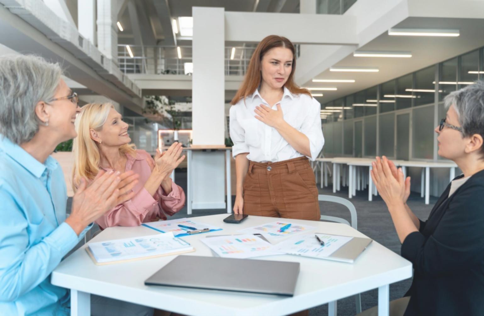 Equipo de soporte técnico trabajando en análisis financiero